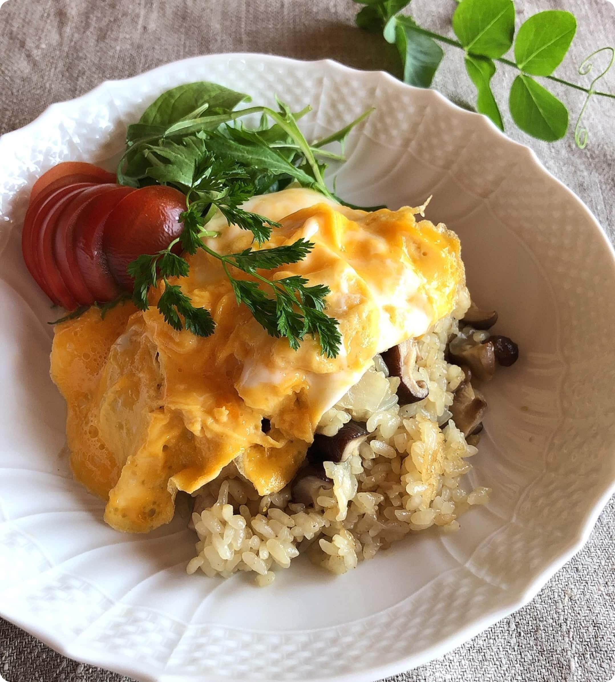 ふぞろいきのこピラフ　オムレツのせ