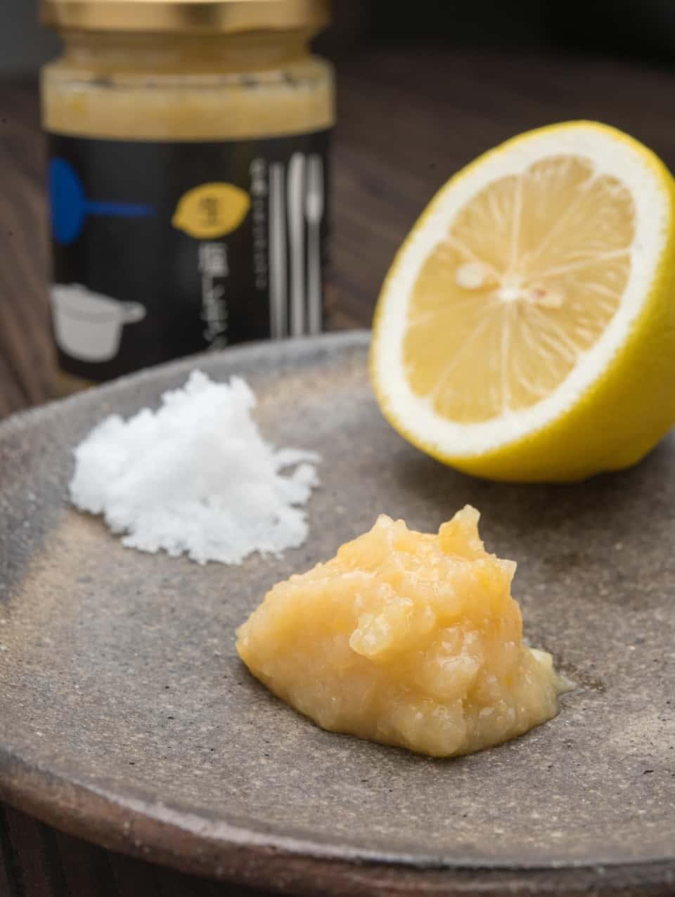 レモンと藻塩だけで作った調味料「生塩レモン」。肉にも魚にも合う。
