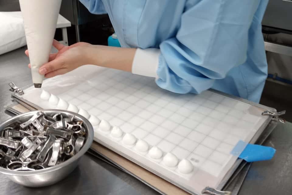 手際よく均等にメレンゲを絞ります。