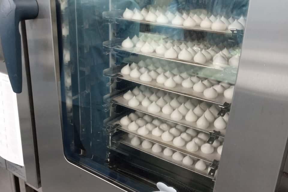 オーブンに整然と並ぶ様子は、どこか可愛らしく、癒されました。