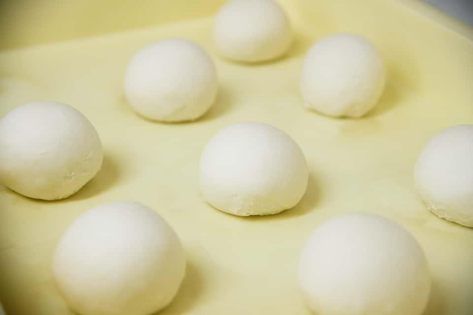 きれいに丸められたピザ生地。この後72時間以上熟成させます。