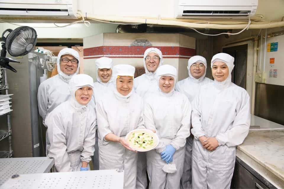 「石窯ピザ南風堂」の皆さん。笑顔があふれる明るい現場です。