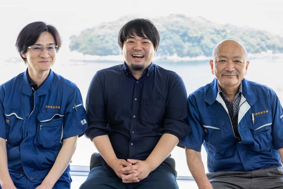 写真左から、佐世保魚市場（株）　松尾友英さん、らでぃっしゅぼーや　水産担当　源河直也、佐世保魚市場（株）　井上正人さん