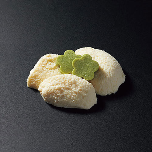 和三盆ムースと梅型抹茶羹